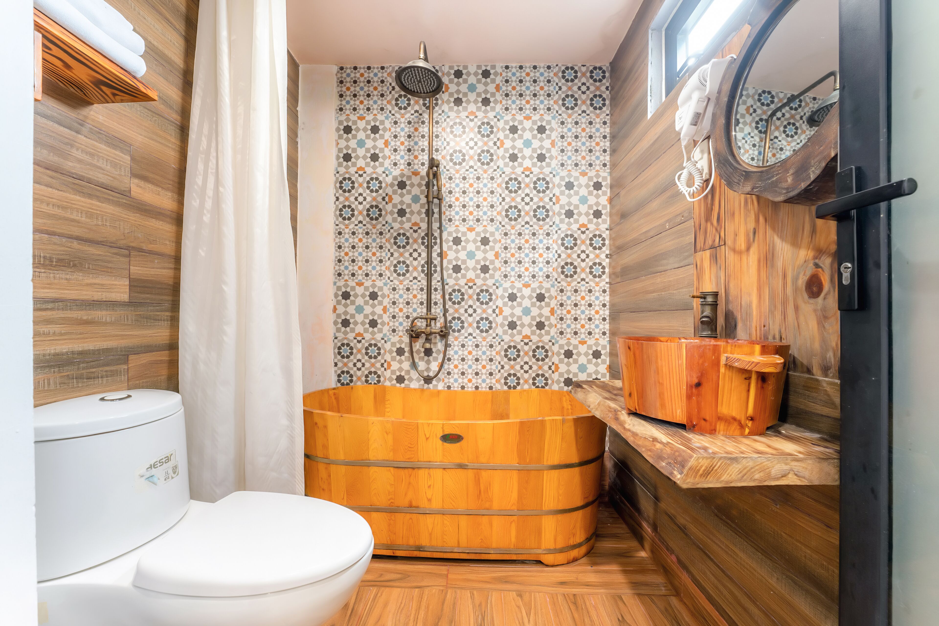 deluxe double room, bathtub | bathroom | free toiletries, hair dryer, bathrobes, slippers