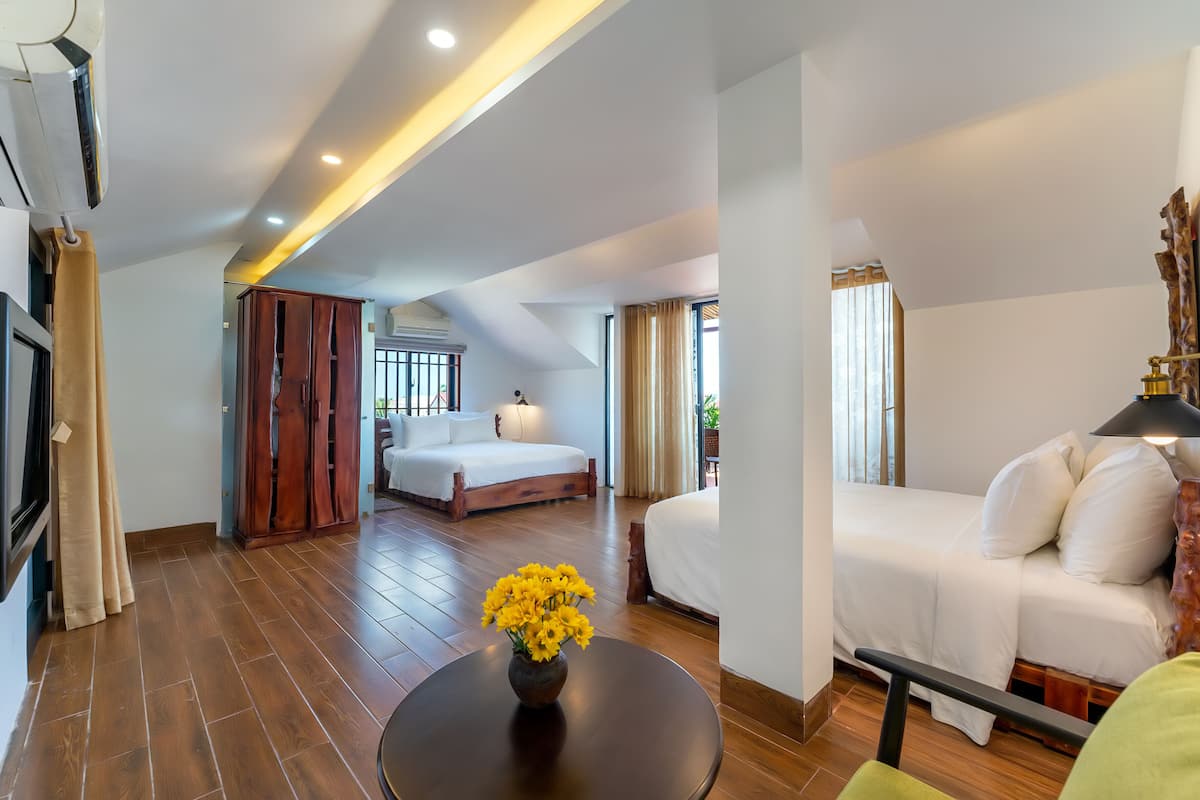 Une chambre d’hôtel avec un lit, une table de chevet, une lampe et une vue sur l’extérieur.