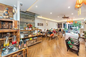 Een restaurant met houten meubels, een bar en uitzicht op de straat.