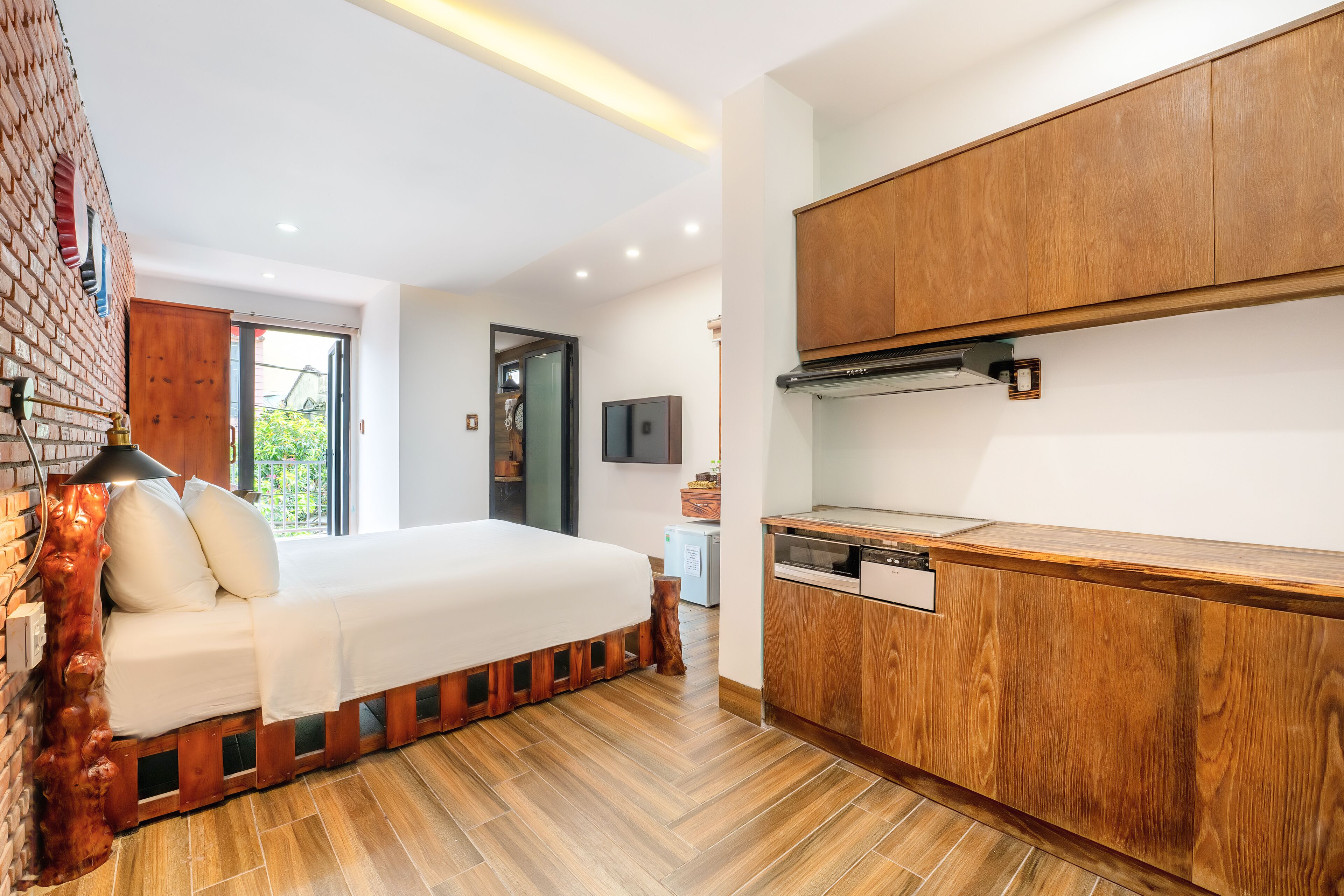 deluxe double room, bathtub | 1 bedroom, minibar, blackout curtains, soundproofing