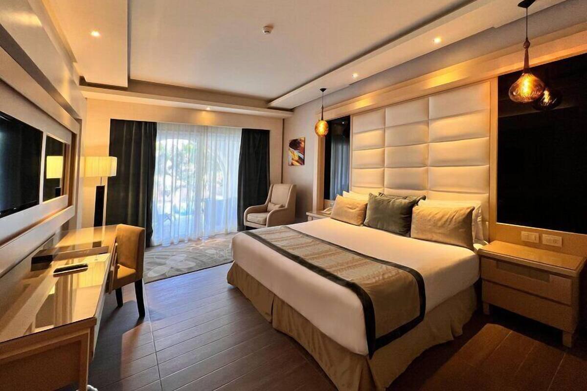 Deluxe Swim Up Room