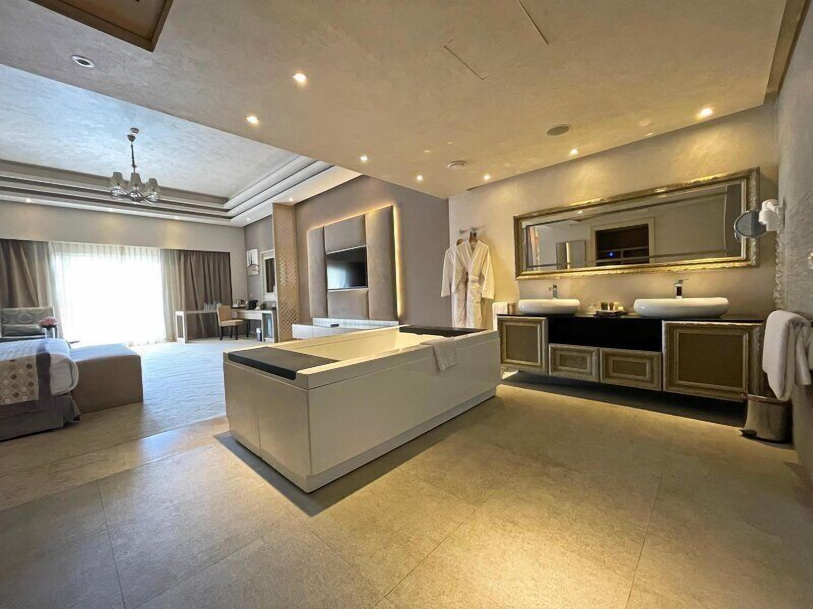 Romance Jacuzzi Suite | 1 多间卧室、高档床上用品、免费迷你吧物品、客房内保险箱