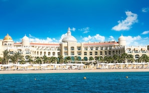 Privat strand, parasoller, strandhanddukar och sportdykning