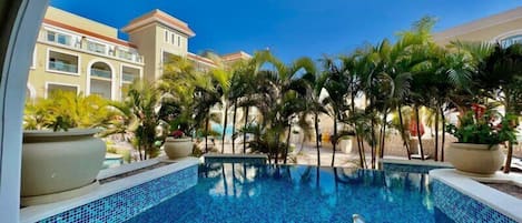 2 outdoor pools