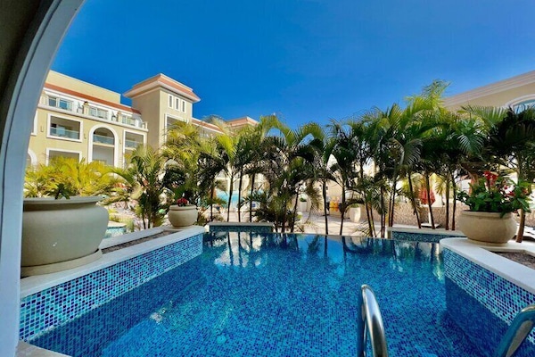 Deluxe Swim Up Room | Pool | 2 outdoor pools