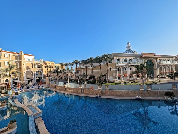 Deluxe-rum - utsikt mot poolen | Pool | 2 utomhuspooler