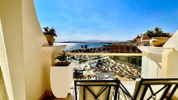 Deluxe Room, Sea View | 1 bedroom, premium bedding, minibar (some free items), in-room safe