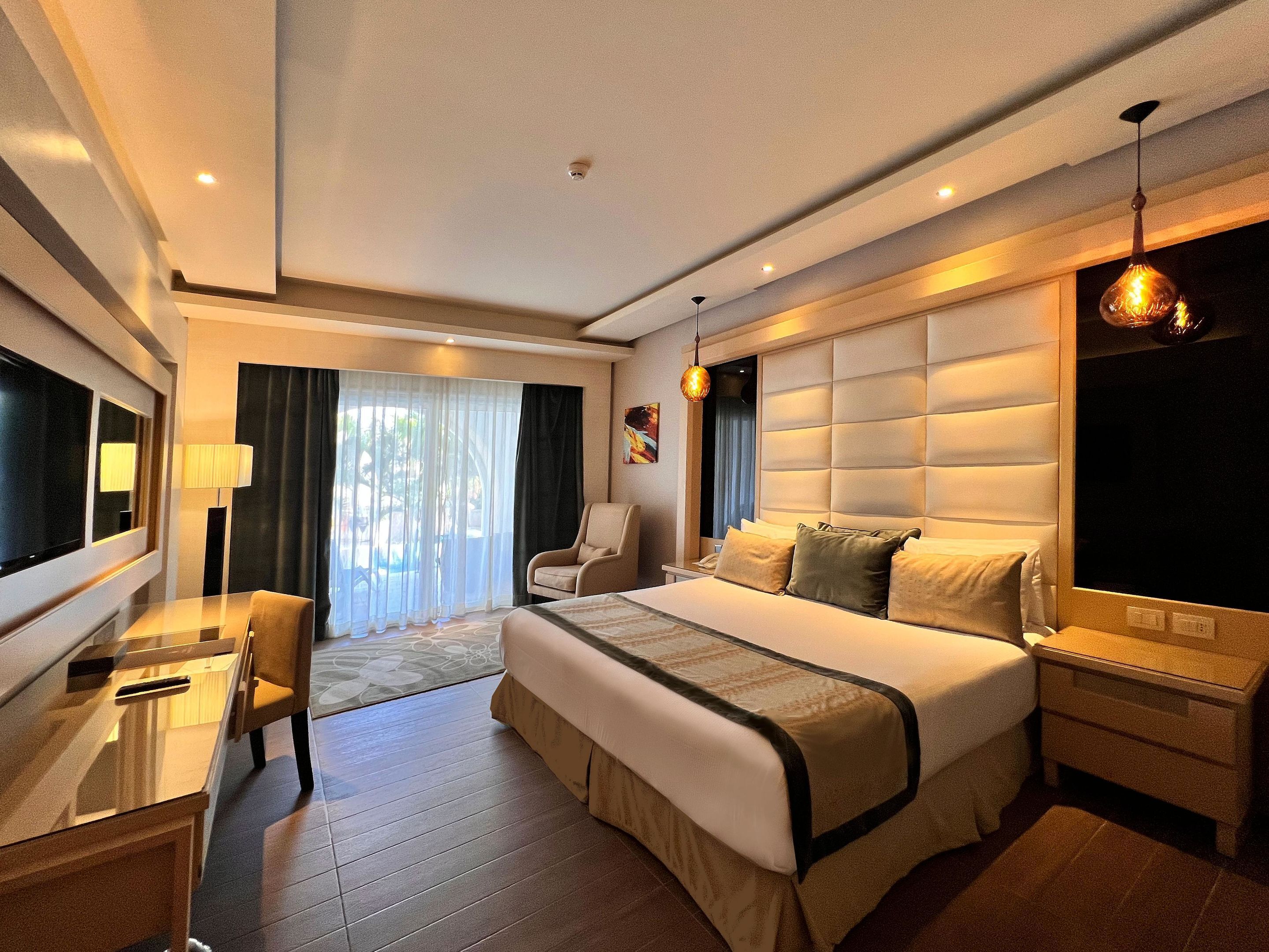 Deluxe Swim Up Room | 1 bedroom, premium bedding, free minibar items, in-room safe