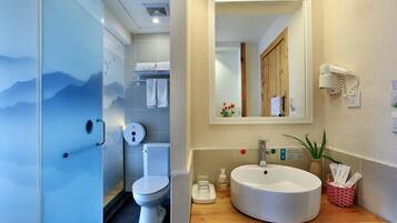Shower, rainfall showerhead, free toiletries, hair dryer