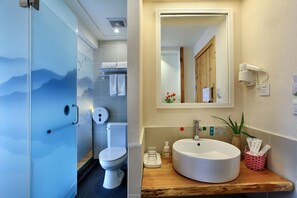Shower, rainfall showerhead, free toiletries, hair dryer - Guilin Sky Palace Hostel (Guilin)