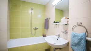 Apartamento superior, 1 habitación | Baño | Artículos de higiene personal gratuitos, secador de pelo y toallas