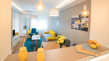 Apartamento superior, 1 habitación | Zona de estar | Televisión de pantalla plana de 43 pulgadas con canales por cable