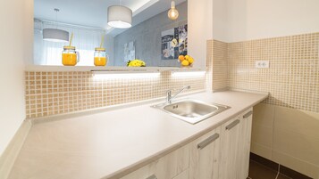 Frigorífico, placa de cocina, hervidor eléctrico y tostadora