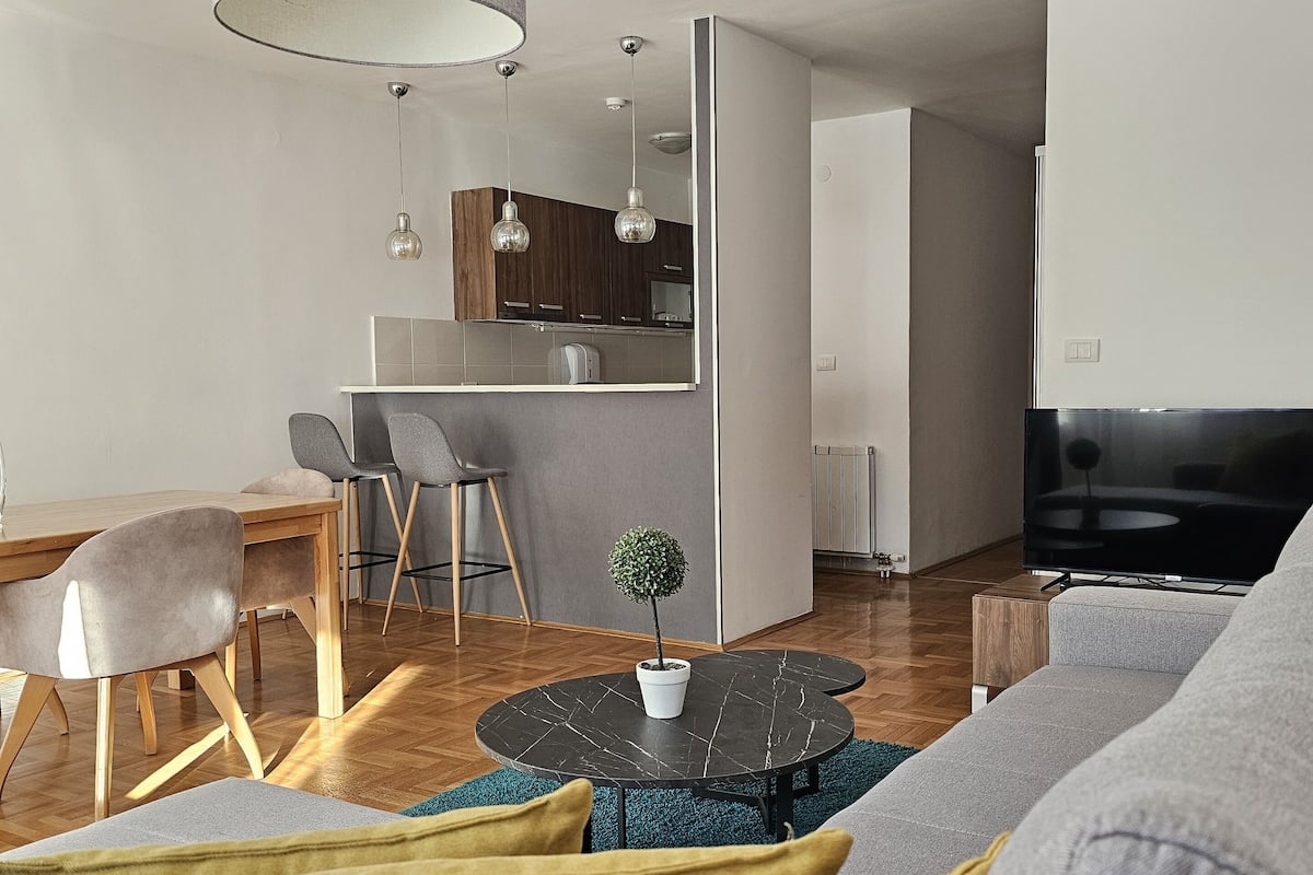 1 bedroom, premium bedding, memory foam beds, desk