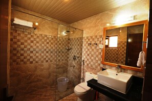 Dusche, Whirlpool, kostenlose Toilettenartikel