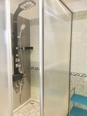 Shower, hydromassage showerhead, hair dryer, towels - Ghazi Appartement (Fes)