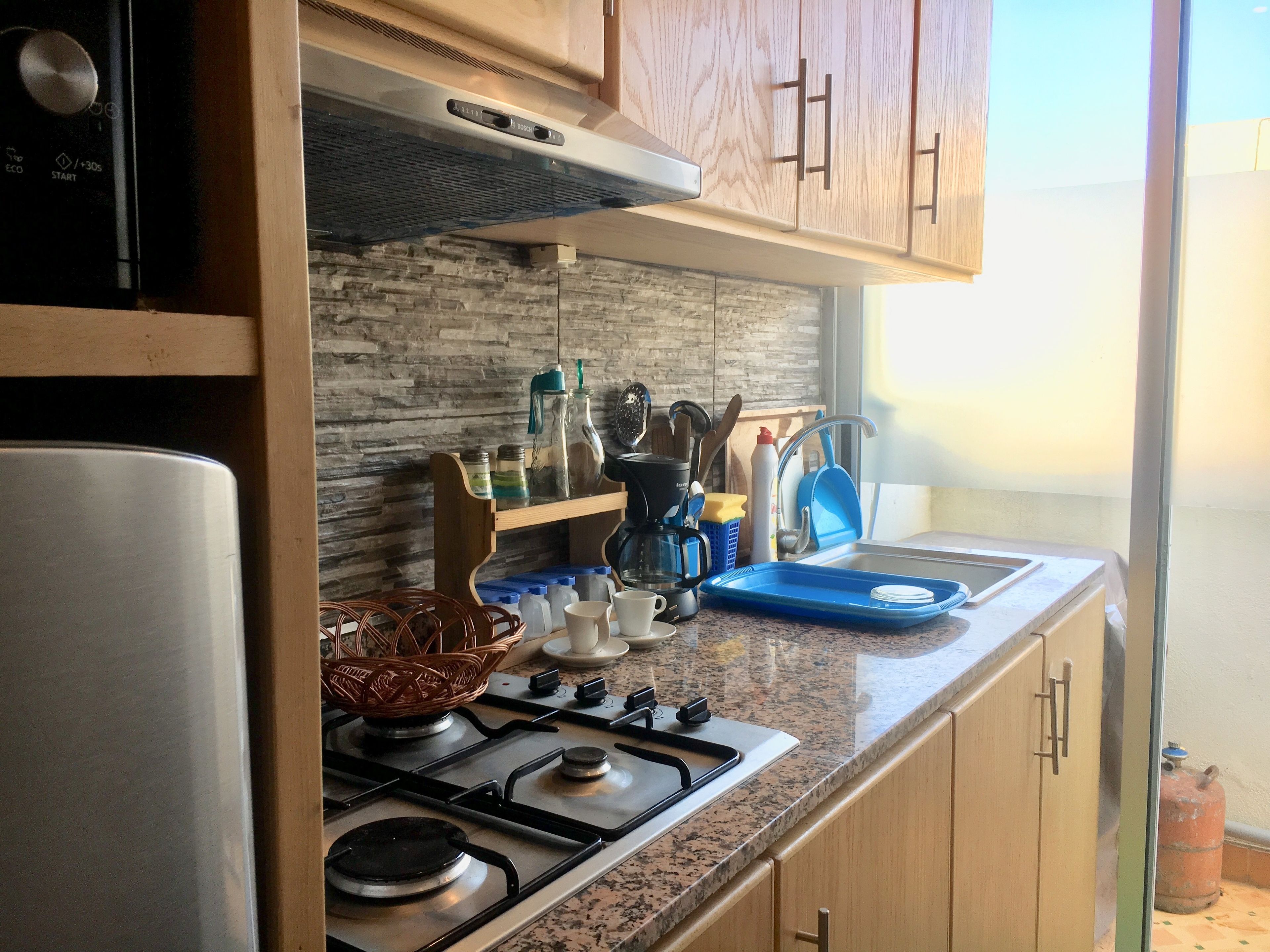 Full-sized fridge, microwave, oven, stovetop