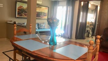 Full-size fridge, microwave, oven, stovetop
