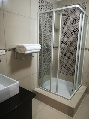 Phòng đôi Deluxe, 1 giường cỡ king | Phòng tắm | Vòi sen/bồn tắm kết hợp, bồn tắm thủy lực