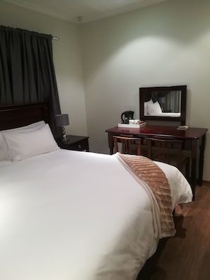Phòng đôi Deluxe, 1 giường cỡ king | 1 phòng ngủ, màn/rèm cản sáng, bàn ủi/dụng cụ ủi quần áo