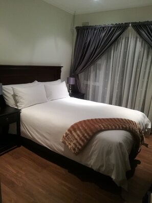 Phòng đôi Deluxe, 1 giường cỡ king | 1 phòng ngủ, màn/rèm cản sáng, bàn ủi/dụng cụ ủi quần áo