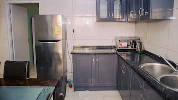 Frigorífico grande, microondas, horno y cafetera o tetera