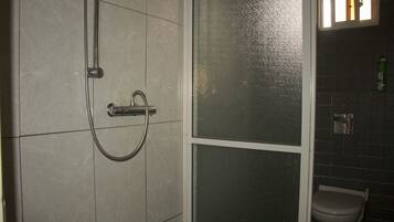 Family Apartment, 2 Bedrooms | Bathroom | Shower, towels