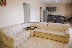Flat-screen TV - Happy Holidays Residences (Paramaribo)