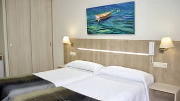 Habitación doble | Ropa de cama de alta calidad, colchones viscoelásticos, caja fuerte