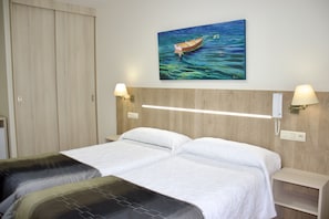 Chambre double | Literie de qualité, lit avec matelas en mousse à mémoire, coffre-fort