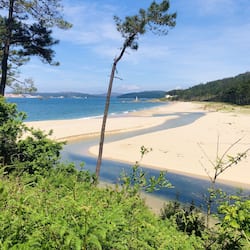 Na praia, areia branca