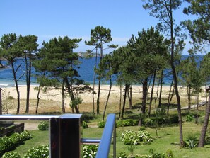 Habitación triple superior, vistas al mar | Vistas desde la habitación