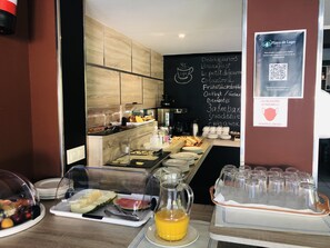 Petit déjeuner buffet servi tous les jours en supplément