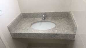 Chambre Double pour 1 personne, 2 chambres, vue ville | Lavabo de la salle de bain