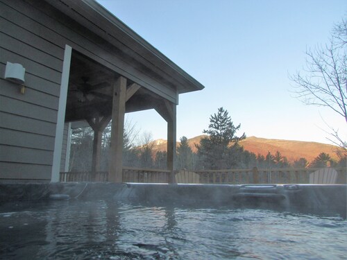 Whiteface Mountain/Wilmington New York~~Hot Tub, Gas Fireplace, Mountain Views!!