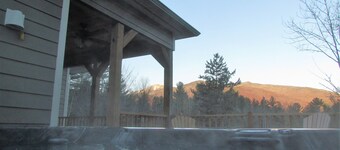 Whiteface Mountain/Wilmington New York~~Hot Tub, Gas Fireplace, Mountain Views!!