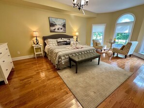 4 bedrooms, desk, iron/ironing board, travel crib
