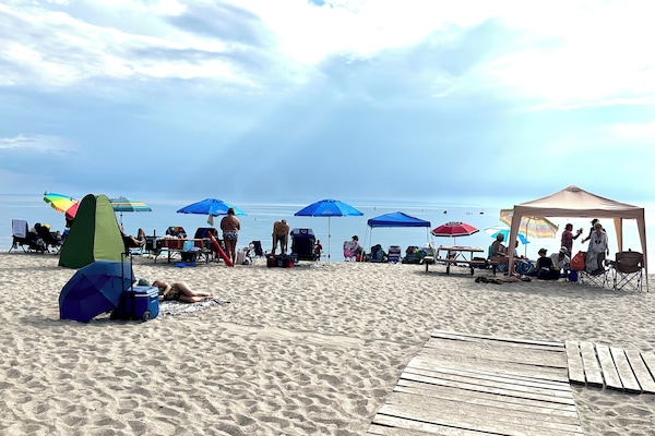 Vlak bij het strand, ligstoelen