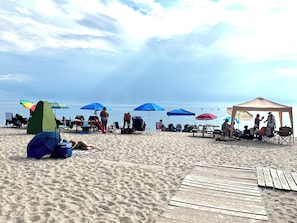 Nær stranden og solsenger