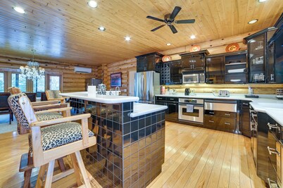 Barbeau Log Cabin con mesa de billar y vistas al río.