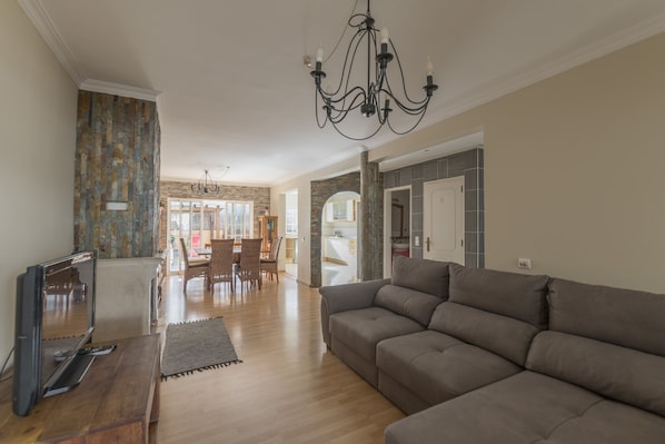 TV, fireplace, DVD player