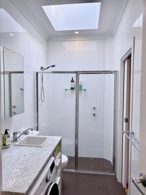 Shower, hair dryer, towels, soap - Heritage Cottage in Adelaide City Centre (Adelaide City)
