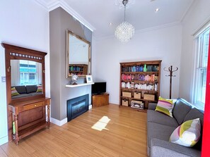 Smart-TV, Kamin, DVD-Player, Bücher