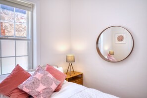1 bedroom, desk, iron/ironing board, free WiFi - Heritage Cottage in Adelaide City Centre (Adelaide City)