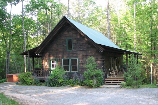 Beautiful Log Cabin in Scenic, Private Setting