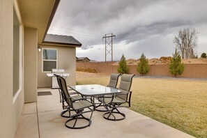 Outdoor dining - Modern Vacation Rental Near Zion National Park! (La Verkin)