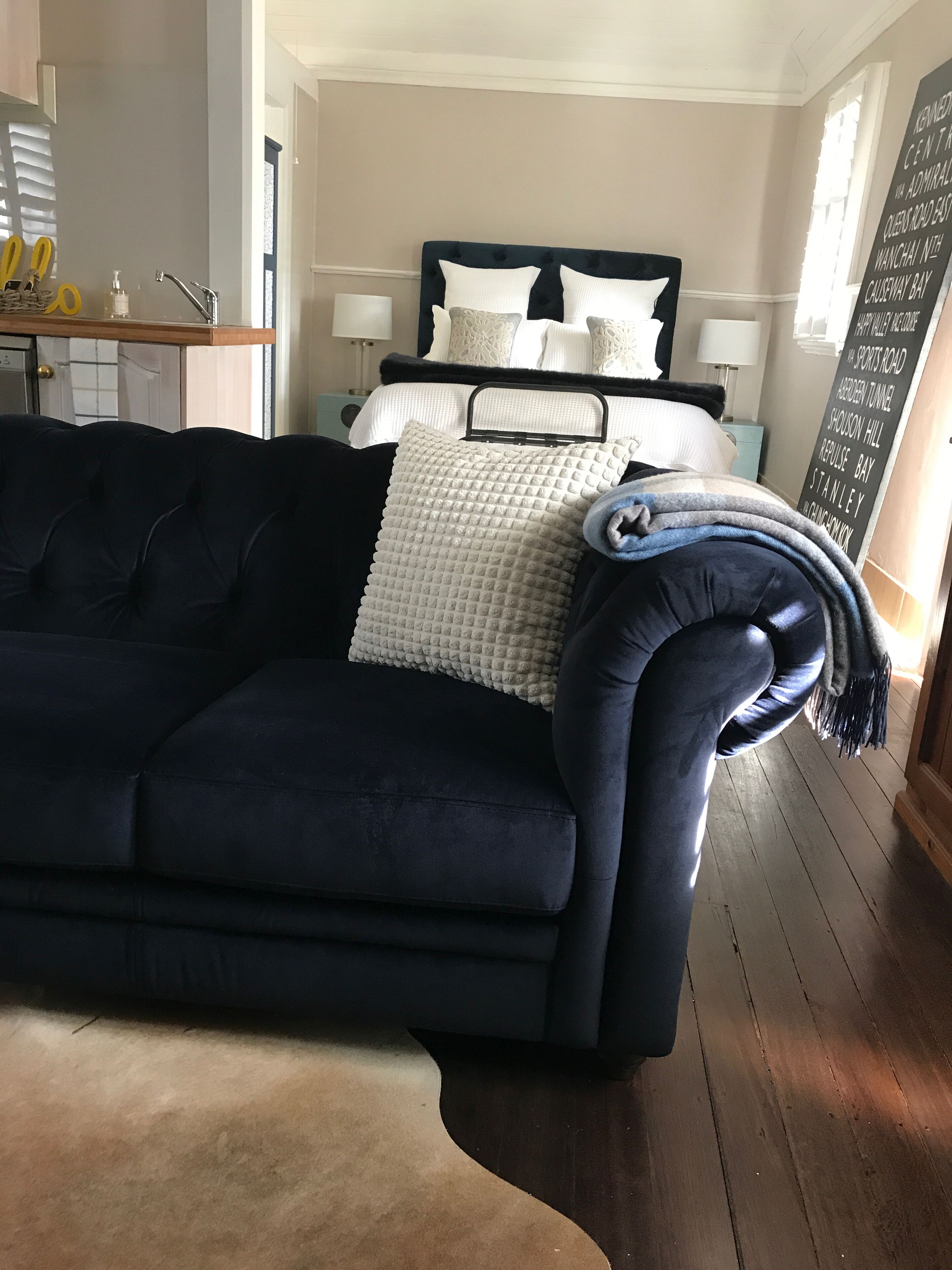 TV connectée, cheminée, livres, chaîne hi-fi