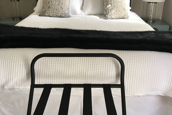 1 habitación, escritorio, tabla de planchar con plancha y wifi