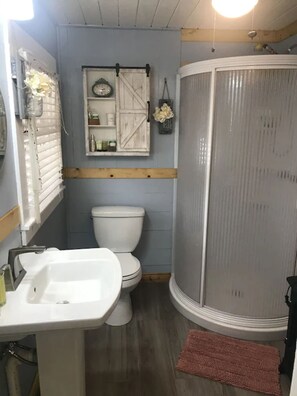 Shower, eco-friendly toiletries - 2B/1B sleeps 8 on waterfront property - 270' pier, hot tub & amenities (Bacliff)