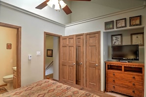 2 bedrooms, iron/ironing board, internet, bed sheets - 1 Block to Main St! Red River Home w/ 2 Balconies (Red River)